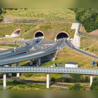 Wissen für den Ernstfall: Wer durch einen Tunnel fährt, sollte die Verhaltensregeln für Notfälle kennen. (Foto: Christopher Schmid/Fernstraßen-Bundesamt/dpa-tmn)
