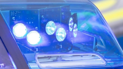 Wie es zu dem Unfall kam, war zunächst nicht bekannt. (Symbolbild) (Foto: Daniel Karmann/dpa)