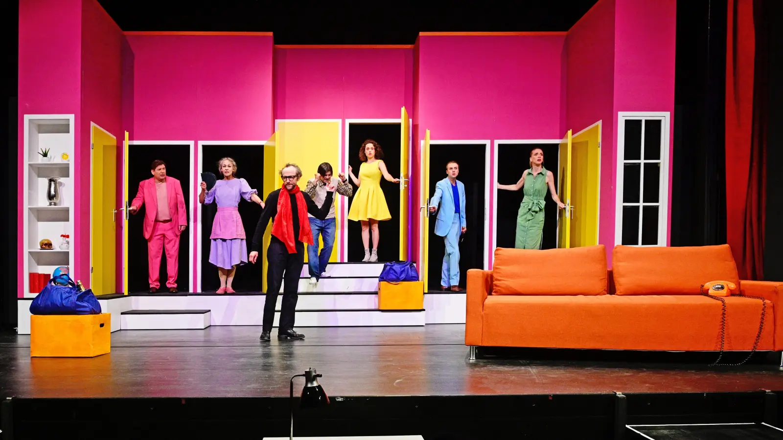 Theater übers Theater: Das Ansbacher Ensemble probt „Nackter Wahnsinn”. (Foto: Jim Albright)