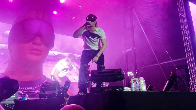 Ski Aggu beim Heroes Festival dieses Jahr in Geiselwind: Auch 2027 soll der Rapper wieder auftreten. (Foto: Mara Stingl)