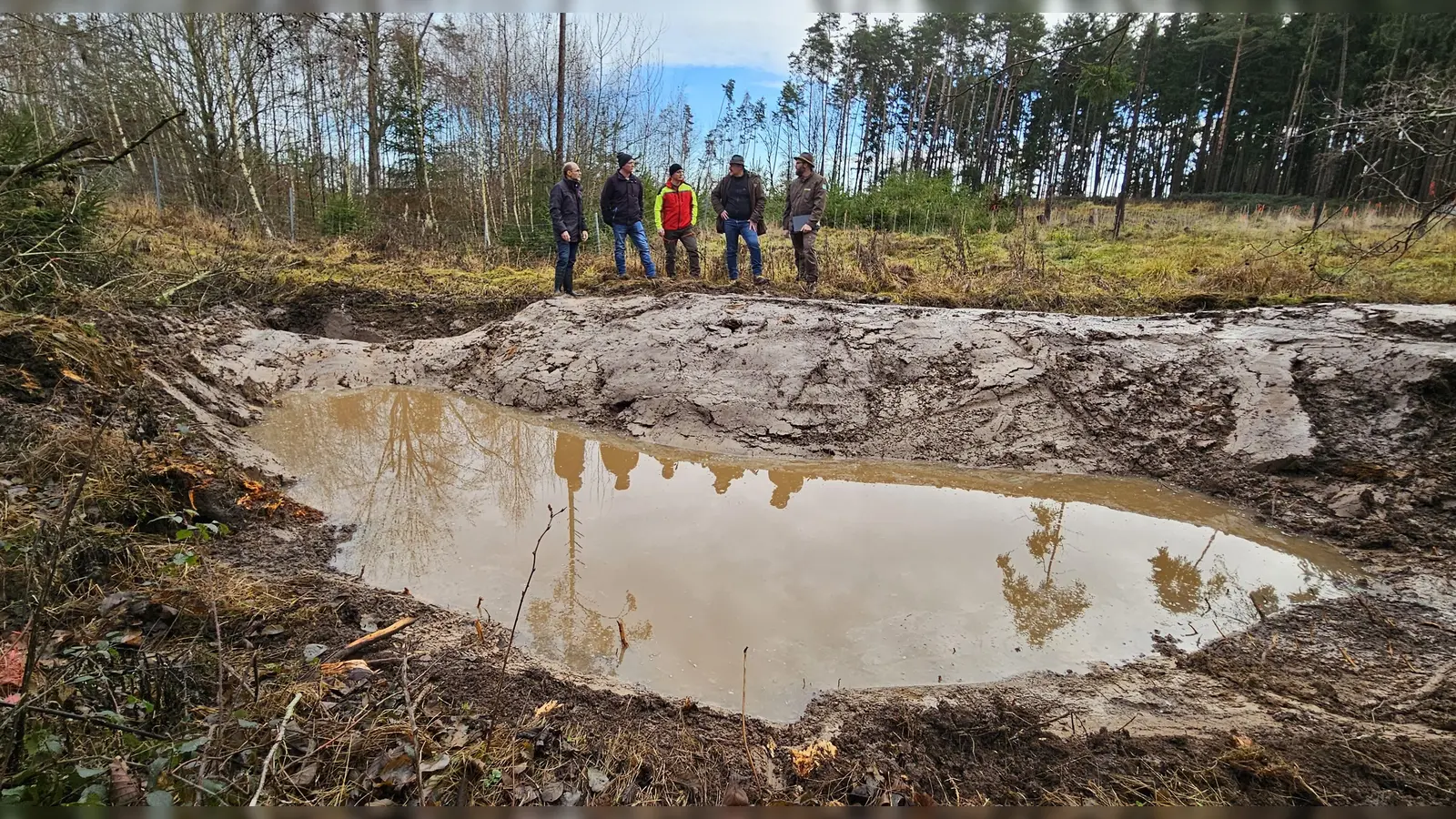 An 25 Standorten im Rechtlerwald bei Brunst und Eckartsweiler entstanden innerhalb einer Woche mehr als drei Dutzend neuer Tümpel in verschiedenen Größen. Naturpark-Ranger Wolfgang Wenk, Klimaschutzbeauftragter Gerald Ulrich sowie die beiden Waldführer Gerhard Schönknecht und Andreas Ebert (von rechts) erläuterten Bürgermeister Markus Liebich den Fortgang der Arbeiten.  (Foto: Wolfgang Grebenhof)