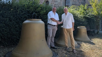 Der neue Ehinger Bürgermeister Markus Prokopczuk (links) verabschiedet Pfarrer Walter Huber, der am Kirchweihsonntag letztmals in Beyerberg predigt. (Foto: Fritz Zinnecker)