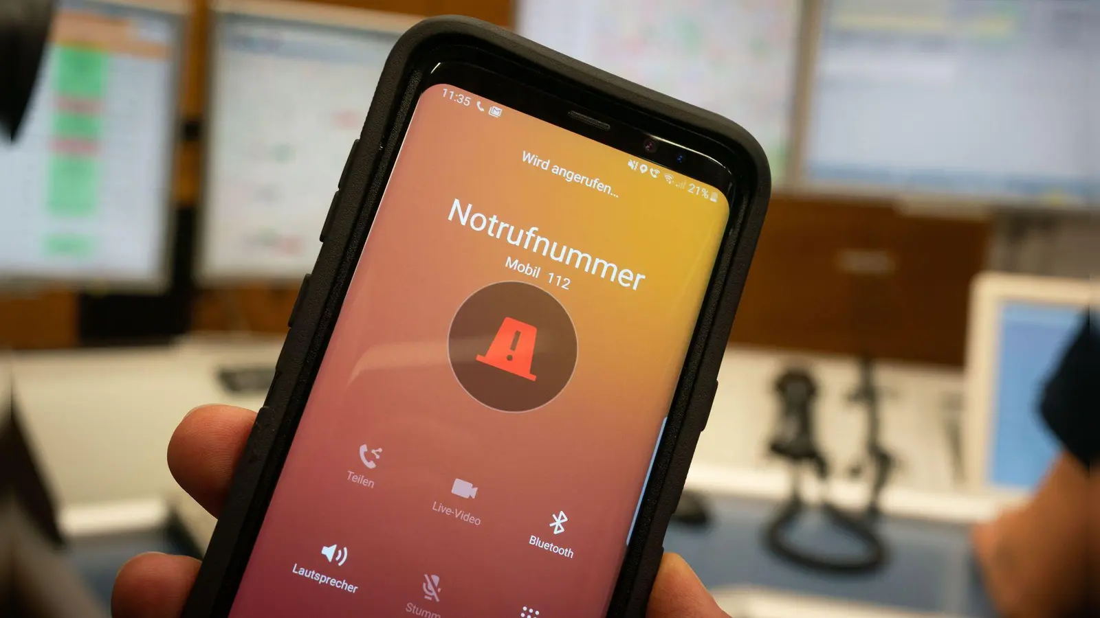 Mittlerweile setzen viele Geräte automatisch einen Notruf ab, wenn sie einen Unfall zu erkennen glauben (Symbolbild). (Foto: Frank Rumpenhorst/dpa)