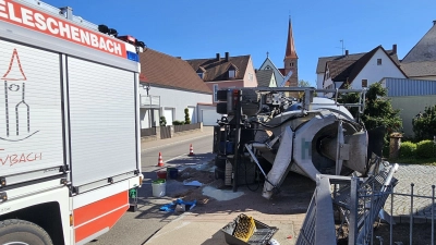 Der Betonmischer kam in Mitteleschenbach nach rechts von der Straße ab und kippte um. (Foto: Wolfgang Grebenhof)