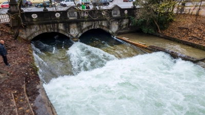 Die Welle war kurz wieder da - jetzt ist sie wieder weg.  (Foto: Peter Kneffel/dpa)