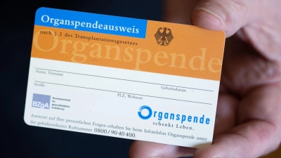 Ein Organspendeausweis macht die persönliche Entscheidung deutlich - im Urlaub ist eine landessprachliche Variante sinnvoll. (Foto: Hendrik Schmidt/dpa/dpa-tmn)