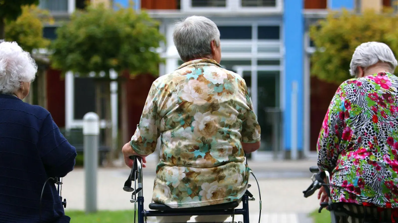 Wie selbstständig kann sich die Person fortbewegen? Das ist eine der Fragen, die bei der Pflegebegutachtung eine Rolle spielt.  (Foto: Oliver Berg/dpa/dpa-tmn)