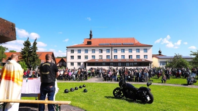 Zahlreiche Motorradfahrerinnen und Motorradfahrer besuchten die „Bikers Church“ in Schwarzenberg und holten sich ihren Segen für die neue Saison ab. (Foto: Ferdinand Lippert)