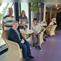Irmgard Goldberg, Beate Reisch (stehend von links) sowie Karin Hofmann und Heimleiterin Heidi Bach (sitzend von links) freuen sich, dass das Brückencafé wieder an den Start geht. (Foto: Anna Franck)