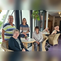 Irmgard Goldberg, Beate Reisch (stehend von links) sowie Karin Hofmann und Heimleiterin Heidi Bach (sitzend von links) freuen sich, dass das Brückencafé wieder an den Start geht. (Foto: Anna Franck)