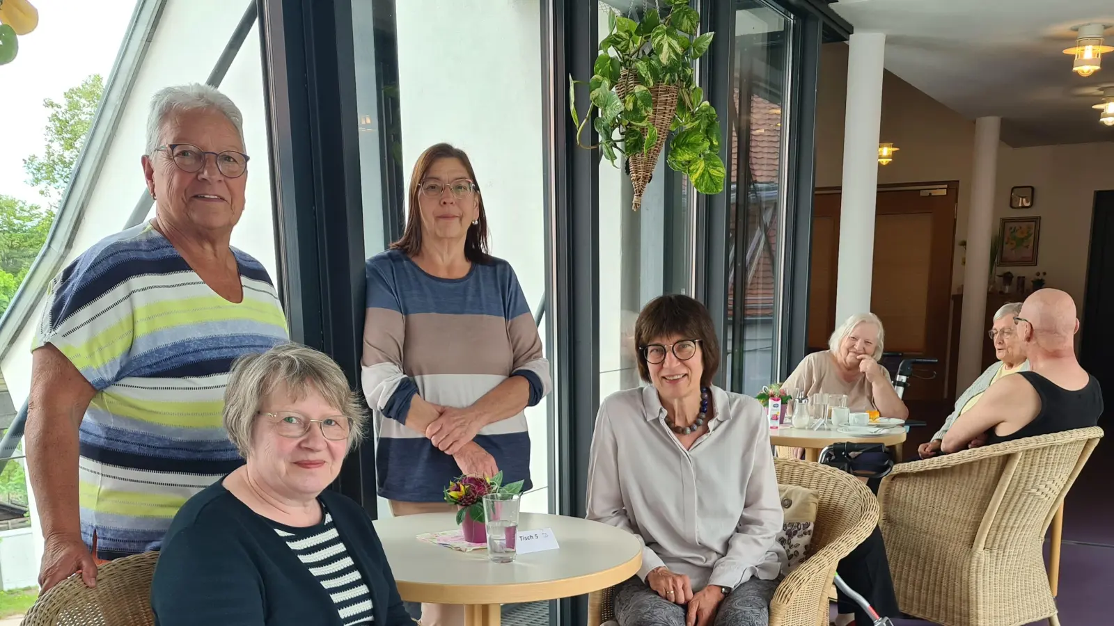 Irmgard Goldberg, Beate Reisch (stehend von links) sowie Karin Hofmann und Heimleiterin Heidi Bach (sitzend von links) freuen sich, dass das Brückencafé wieder an den Start geht. (Foto: Anna Franck)
