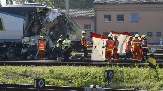 Einsatzkräfte stehen neben einem beschädigten Pendolino-Schnellzug. Im tschechischen Grenzbahnhof Bohumin ist es zu einem tödlichen Zugunfall gekommen. (Foto: Oana Jaroslav/CTK/dpa)