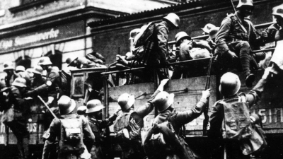 Das Bild vom 09.11.1923 zeigt die Ankunft von SA-Truppen aus dem Umland vor dem Bürgerbräukeller in München während des sogenannten „Hitler-Putschs”. (Foto: -/dpa/ARchivbild)