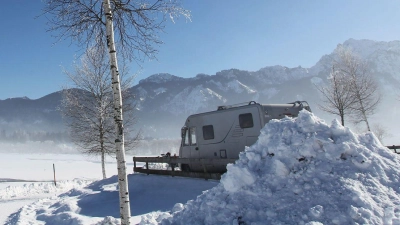 Wintercamping erfreut sich wachsender Beliebtheit: Viele Stellplätze liegen direkt an Skipisten und Loipen. (Foto: Karl-Josef Hildenbrand/dpa/dpa-tmn)