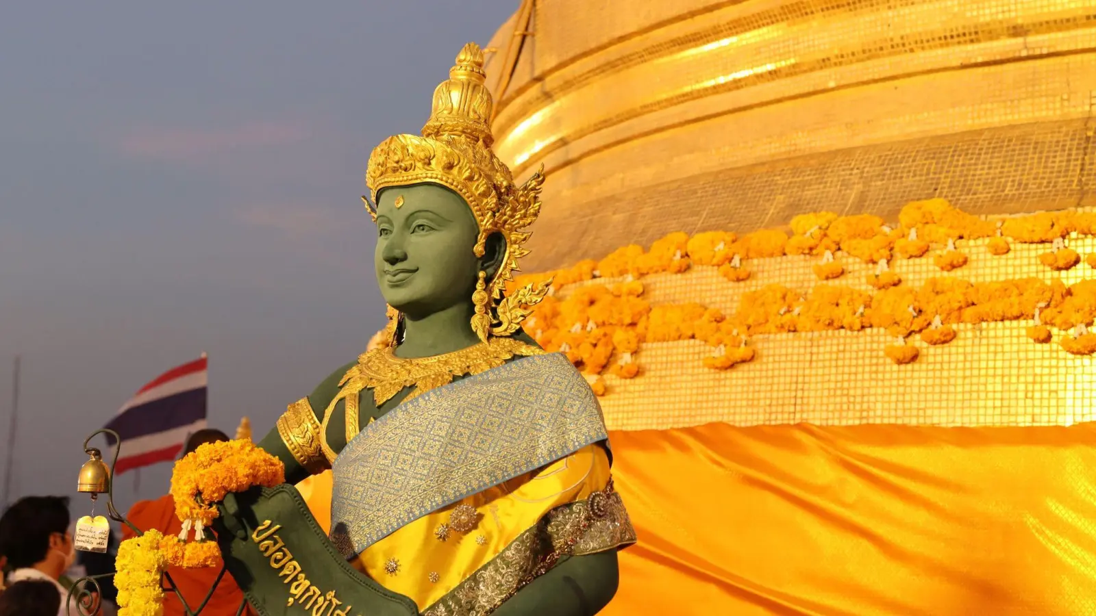 Begegnung mit Blüten: Blumen dienen als Opfergaben in Tempeln wie etwa dem Wat Saket, eine der ältesten buddhistischen Tempelanlagen in Bangkok. Er liegt auf dem künstlich aufgeschütteten „goldenen Berg“. (Foto: Verena Wolff/dpa-tmn)