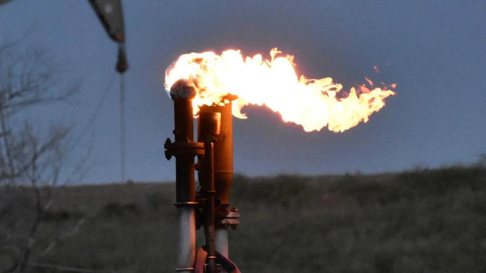Eine Fackel zur Verbrennung von Methan aus der Ölförderung. Das Treibhausgas entsteht unter anderem in der Öl-, Gas- und Kohleindustrie. (Foto: Matthew Brown/AP/dpa)