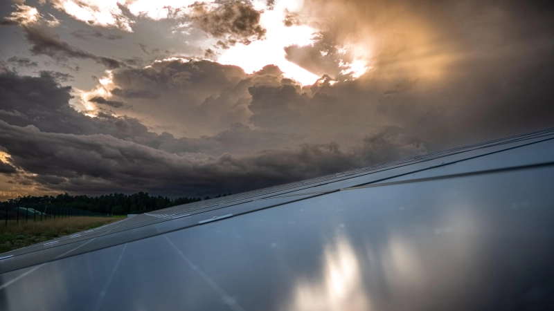 Den Ausbau der erneuerbaren Energien vorantreiben und gleichzeitig wertvolle Flächen für die Landwirtschaft schonen: Vor diesem Zielkonflikt stehen Stadtverwaltungen, wenn es um die Frage geht, ob eine Freiflächen-Photovoltaik-Anlage genehmigt werden kann oder nicht. (Archivbild: René Chlopotowski)