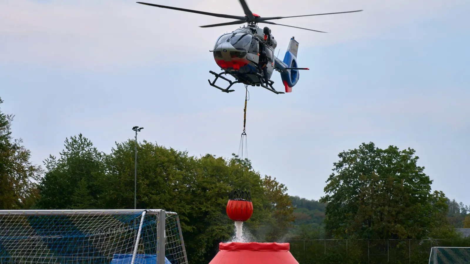 Die Einsatzkräfte am Boden werden aus der Luft unterstützt.  (Foto: Sascha Ditscher/dpa)