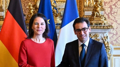 Bundesaußenministerin Annalena Baerbock und Frankreichs Außenminister Stephane Sejourne begrüßen sich vor ihrem Gespräch in Paris. (Foto: Soeren Stache/dpa)
