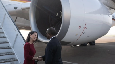 Außenministerin Annalena Baerbock wird auf dem Flughafen von Kigali von ihrem Amtskollegen Vincent Biruta empfangen. (Foto: Hannes P. Albert/dpa)
