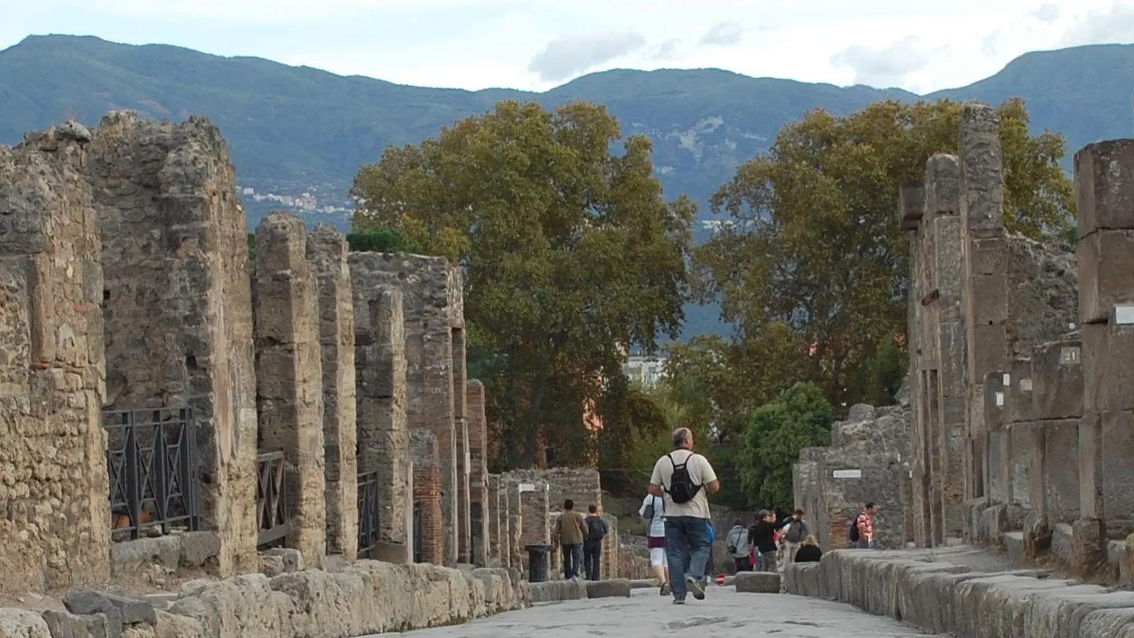 „Pompeji für alle“: Auf der etwa 3,5 Kilometer langen Route können auch Besucherinnen und Besucher mit Gehbeeinträchtigung die Ausgrabungsstätte besichtigen. (Foto: Andreas Heimann/dpa-tmn)