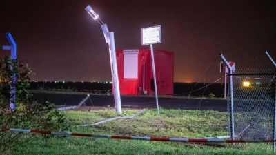 Ein beschädigter Zaun am Flughafen Leipzig/Halle hat einen Polizeieinsatz ausgelöst. (Foto: Erik-Holm Langhofof/EHL Media/dpa)