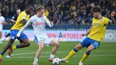 Braunschweig und Kiel trennten sich in einem wilden Spiel 1:1. (Foto: Swen Pförtner/dpa)
