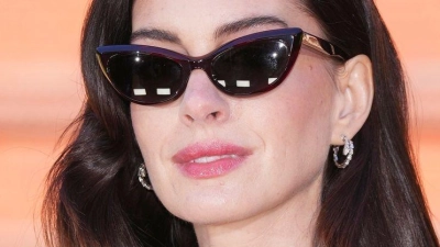 Erst „Der Teufel trägt Prada 2“, nun das düstere Melodrama „Mother Mary“: An Anne Hathaway kommt dieses Jahr niemand vorbei. (Archivbild) (Foto: Scott A Garfitt/Invision/AP/dpa)