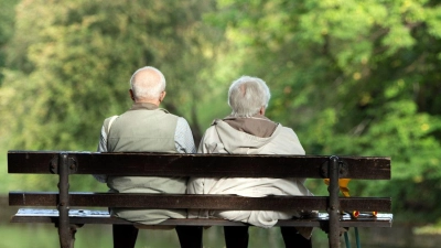 Zwei Rentner sitzen auf einer Bank: 2022 lagen die Bundesmittel für die gesetzliche Rentenversicherung bei 2,8 Prozent der Wirtschaftskraft. (Foto: Sebastian Kahnert/dpa-Zentralbild/dpa)