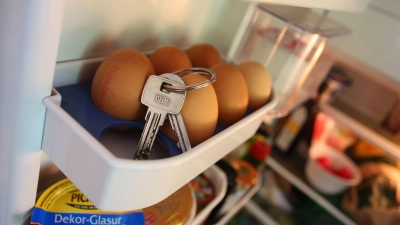 Wie kommt der Schlüsselbund ins Eierfach? Betroffene einer Demenz neigen dazu, Gegenstände an ungewöhnlichen Stellen zu verlegen - weil sie vergessen, wofür sie gut sind. (Foto: Karl-Josef Hildenbrand/dpa/dpa-tmn)