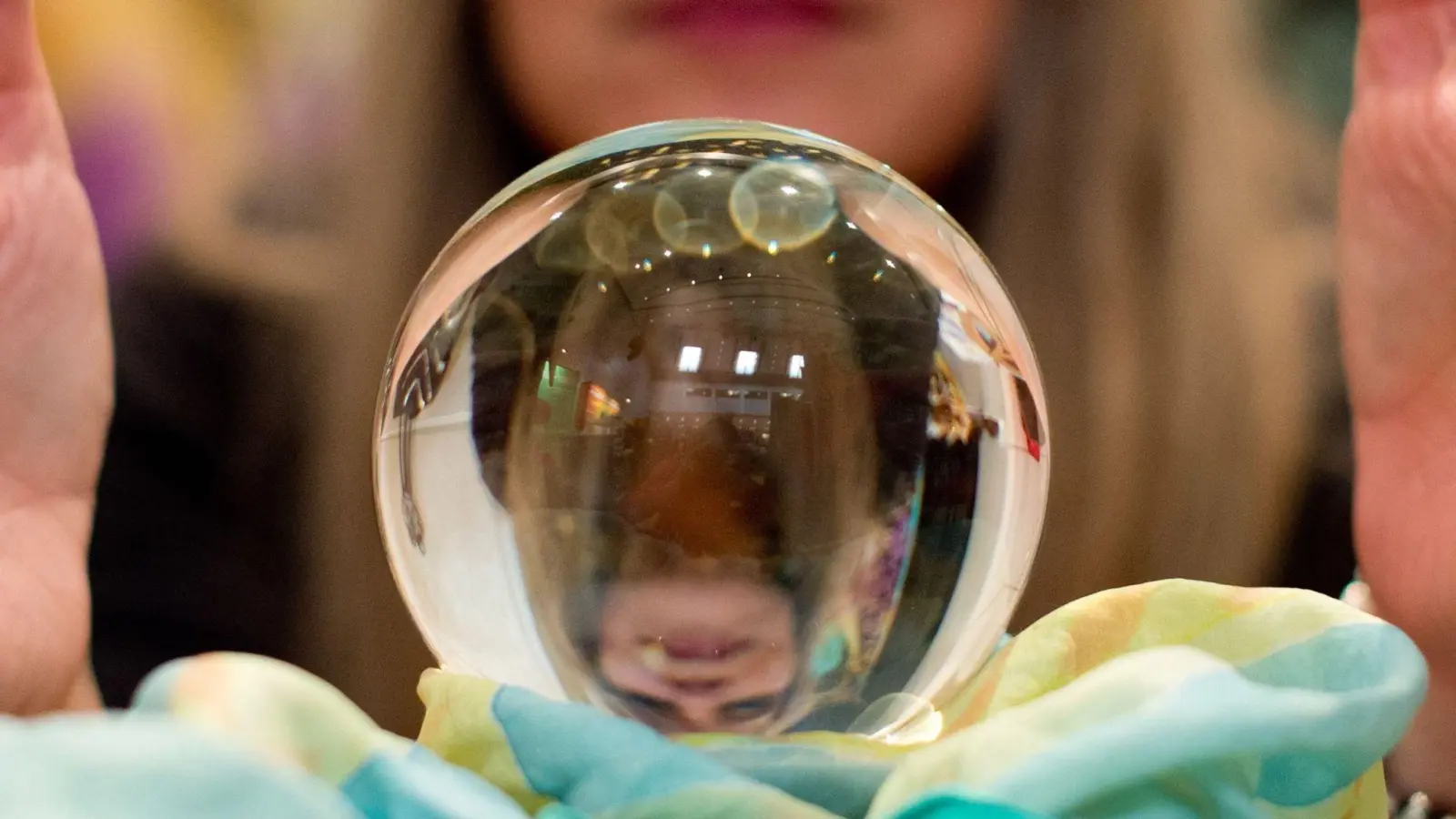 Wahrsager hatten auch 2025 nur wenige Treffer. (Archivbild) (Foto: Sebastian Kahnert/dpa)