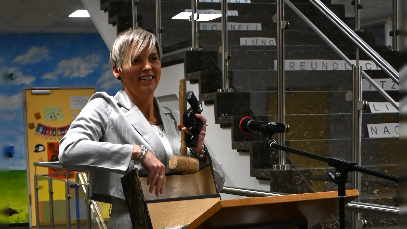 Griff in die Altlasten-Kiste: Caroline Ludwig-Schönig zeigt das Sammelsurium der beschlagnahmten Gegenstände von Schülern der letzten Jahrzehnte.  (Foto: Luca Paul)