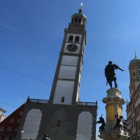 Der Perlachturm vor der derzeit laufenden Generalsanierung. Bis der Turm wieder so zu sehen sein wird, wird es mindestens noch zwei Jahre dauern. (Archivbild)  (Foto: Karl-Josef Hildenbrand/dpa)