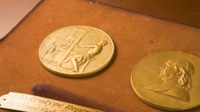 Diese Medaille wird bei der Verleihung der Pulitzer-Preise in New York verliehen. (Foto: Uncredited/The Pulitzer Prizes/AP/dpa)