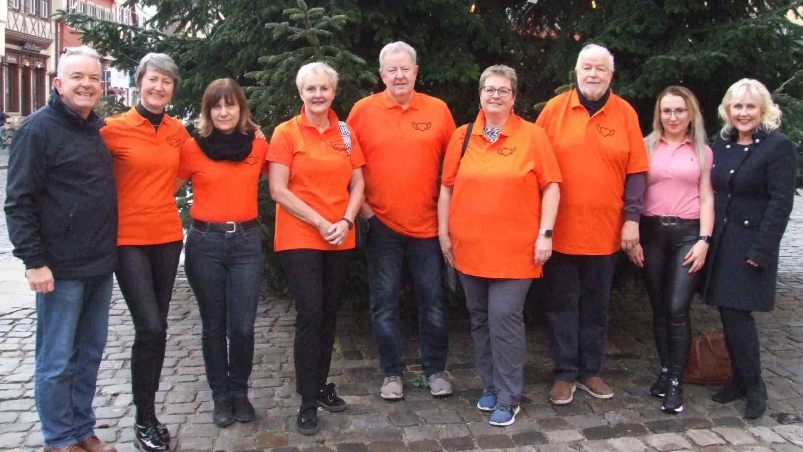 Die Vorsitzende des Krankenhaus-Fördervereins, Dr. Petra Ziegler (rechts), und ihr Stellvertreter Dr. Werner Feder (links) rahmen die „Orangen Engel“ (von links) Andrea Glenk, Andrea Hutter, Elke Böhm, Helmut Walter, Manuela Schäfer, Rolf Dürr und Teresa Ossilinska ein. Beim Fototermin nicht anwesend sein konnten Gudrun Winzenburg und Valentin Huber. (Foto: Jasmin Kiendl)