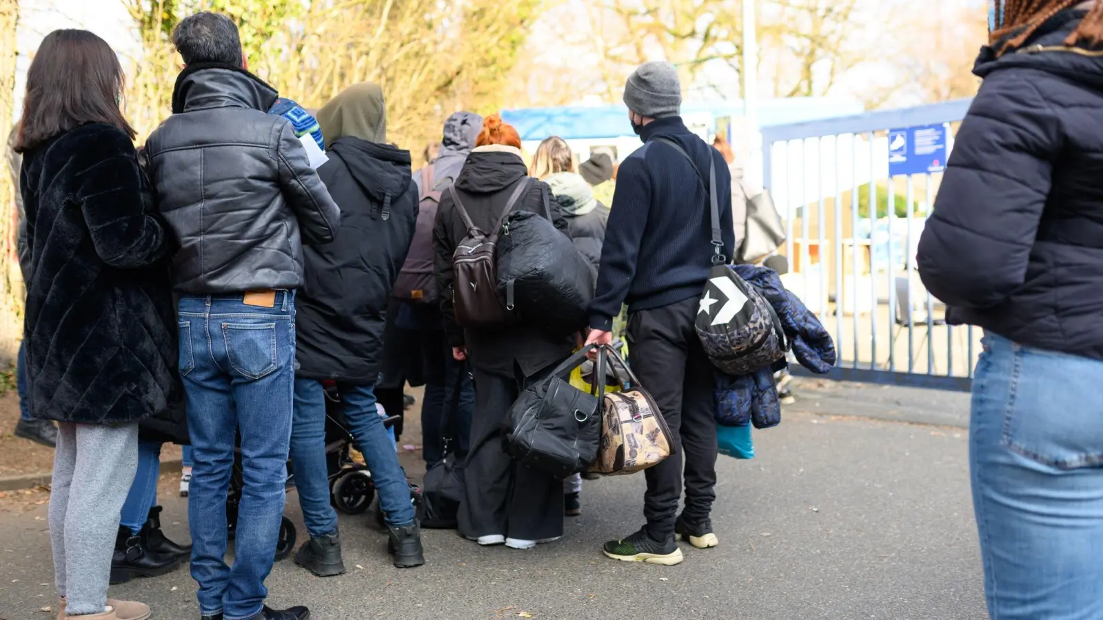 Zahlreiche Geflüchtete stehen in einer Schlange zur Registrierung am Ankunftszentrum Rahlstedt. (Foto: Jonas Walzberg/dpa)