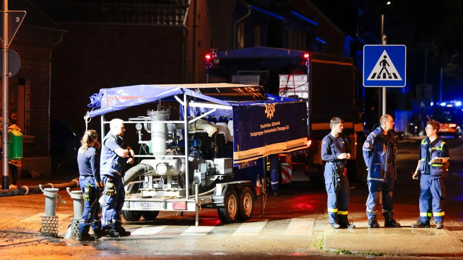 Nach dem Unwetter zeitweise ohne Strom: Erftstadt-Herrig (Foto: Thomas Banneyer/dpa)