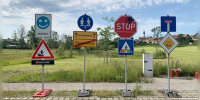 Die besonderen Verkehrsschilder, die der Künstler Johannes Volkmann in Zusammenarbeit mit Kindern konzipiert hat, sollen mit klaren Symbolen auf Wege für ein gutes Zusammenleben hinweisen. (Foto: Johannes Volkmann)