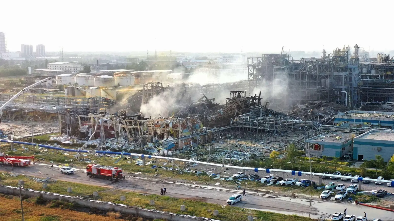 Die Feuerwehr war mit mehr als 200 Helfern vor Ort. (Foto: -/XinHua/dpa)