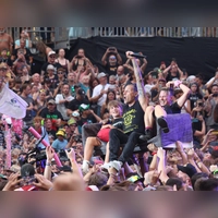 Für die Donots hat sich das Festival bei inzwischen 14 dort absolvierten Auftritten als zweites Wohnzimmer etabliert. Es musste also ein Sofa her, das aber nicht auf der Bühne blieb. Das Möbelstück, auf dem es sich Sänger Ingo Knollmann und zwei Fans gemütlich gemacht hatten, wurde von der Menge auf Händen getragen. (Foto: Jürgen Binder)