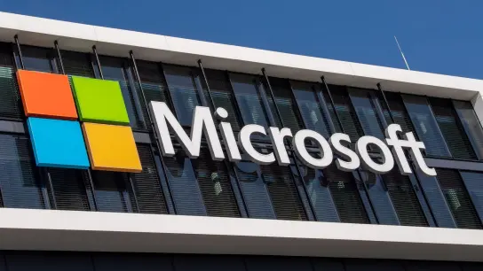 Das Microsoft-Logo hängt an der Fassade eines Bürogebäudes in München: Microsoft will Jobs abbauen. (Foto: Peter Kneffel/dpa)