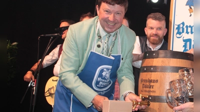 Wenn er den Hammer beim Frühlingsfest-Frühschoppen selbst in die Hand nimmt, ist es das letzte Fass Freibier, das Jürgen Heckel als Bürgermeister in Bad Windsheim anstechen wird. (Archivbild: Hans-Bernd Glanz)
