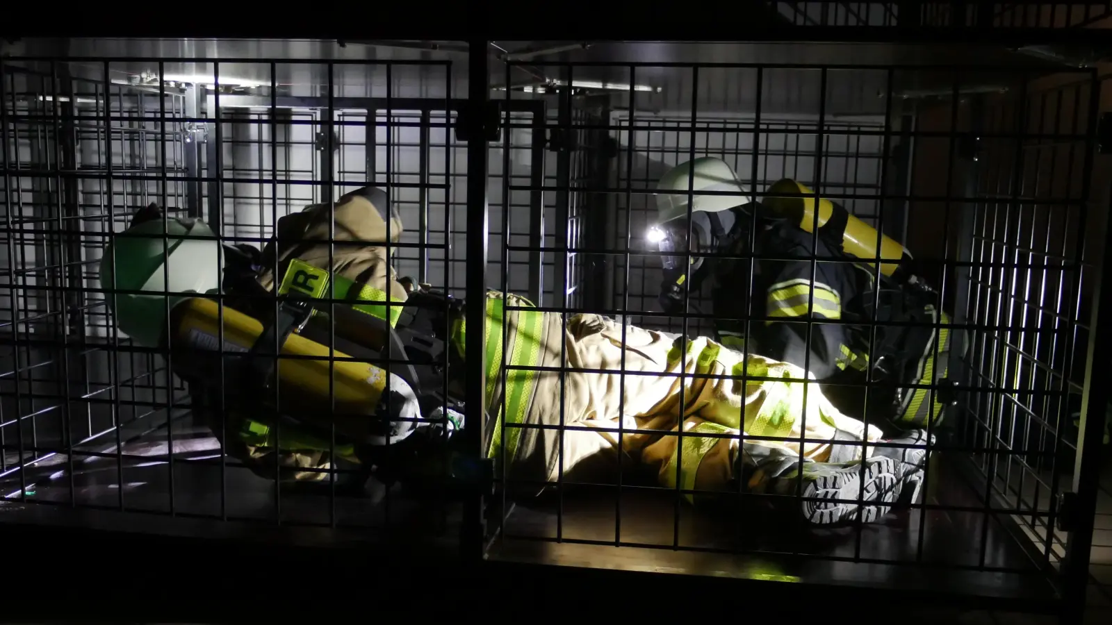 Platzangst sollte hier niemand haben. Rund 1500 Feuerwehrleute durchqueren pro Jahr die Atemschutzstrecke, die von der Feuerwehr Dinkelsbühl betrieben wird. (Foto: Lisa-Maria Liebing)