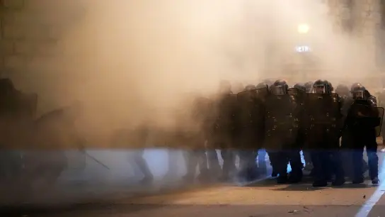 Polizisten stehen Demonstranten während eines Handgemenges auf dem Platz der Republik in Paris gegenüber. (Foto: Christophe Ena/AP)