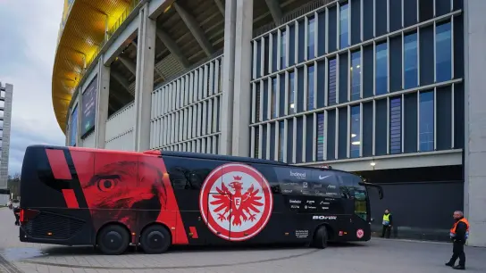 Der Mannschaftsbus des Frankfurter Teams fährt in das Stadion. (Foto: Uwe Anspach/dpa)