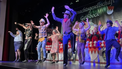 Die Stimmung in der NeuStadtHalle brachten die „Village-People“-Hupfer zum Kochen. (Foto: Volker Raab)