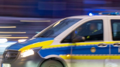 Ein Polizeiauto fährt mit Blaulicht zu einem Einsatz. (Foto: Monika Skolimowska/dpa/Symbolbild)