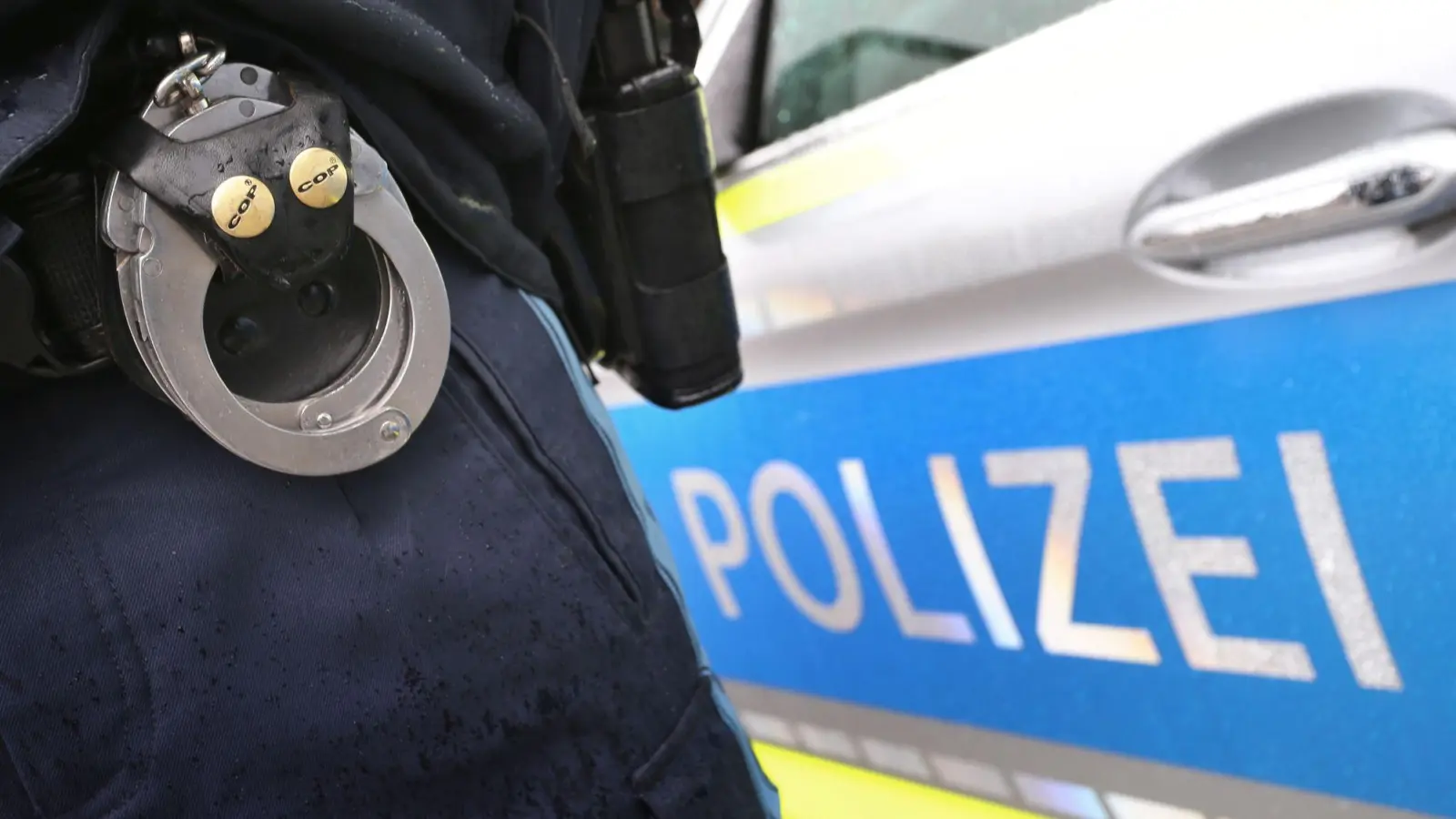 Nach einer Autokontrolle im Landkreis Cham ermittelt die Polizei gegen einen 52-Jährigen wegen mutmaßlicher Geldwäsche. (Symbolbild) (Foto: Karl-Josef Hildenbrand/dpa)