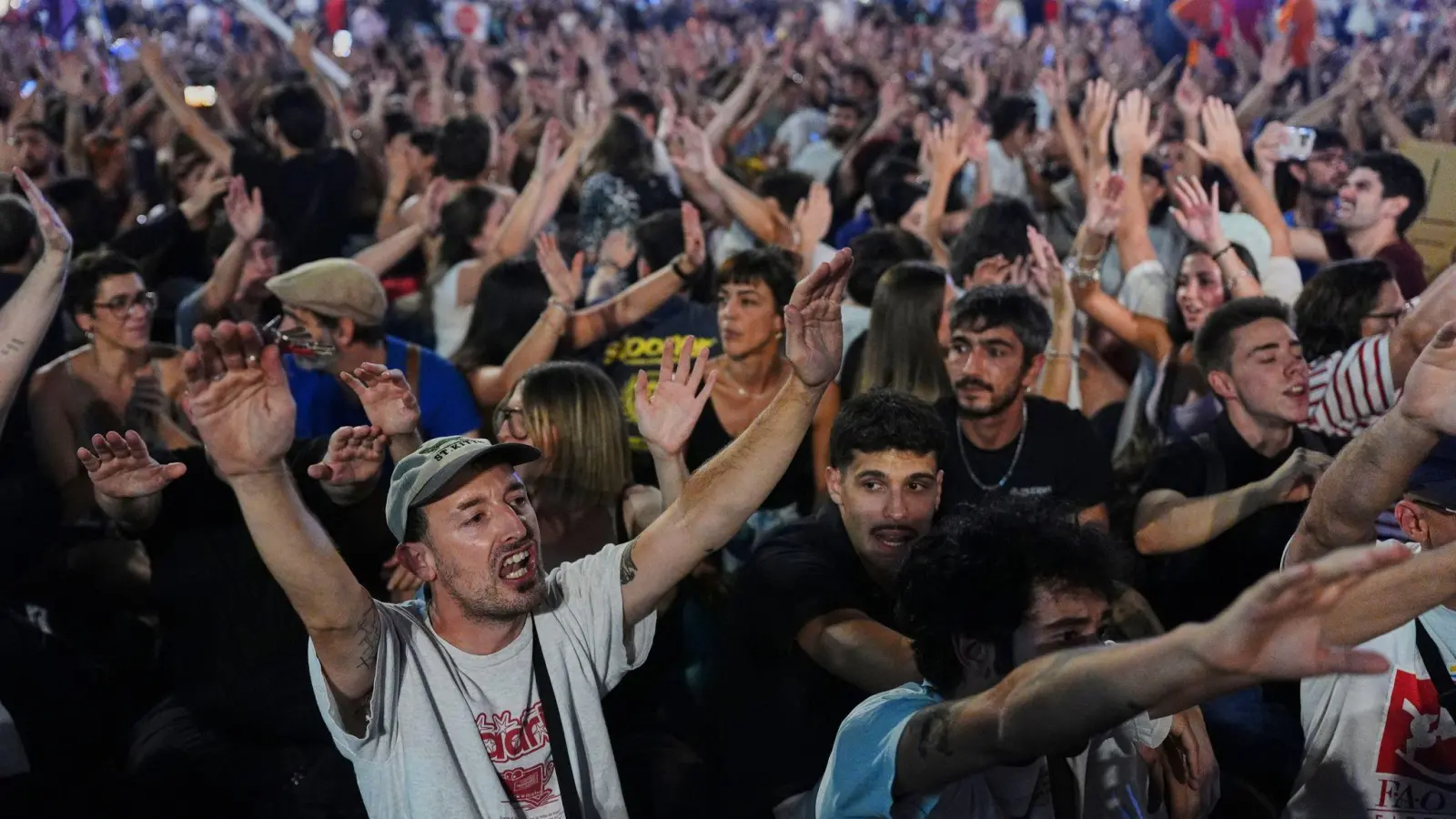 Die Behörden sprachen von 25.000 Teilnehmern, die Veranstalter von 300.000. (Foto: Manu Fernandez/AP/dpa)