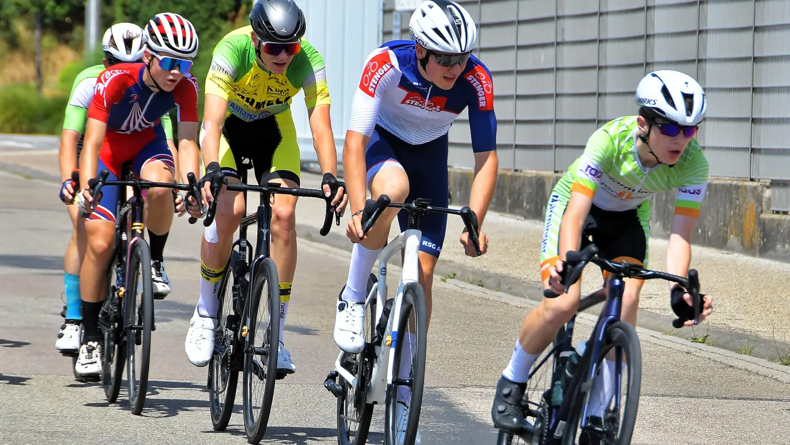 Im U17-Wettbewerb schlägt sich Lokalmatador Anton Löhner (rechts) gut. Am Ende wurde es für ihn Platz acht.  (Foto: Siegfried Hüttlinger)